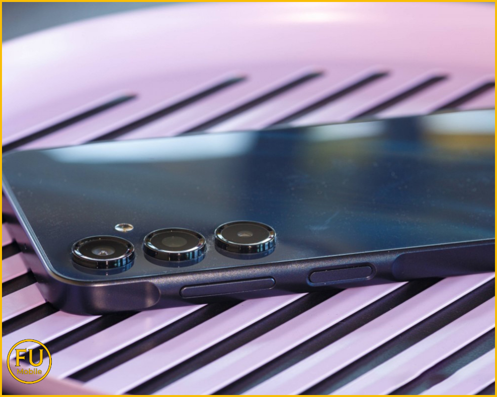 Cạnh phải Galaxy A16 5G chứa nút nguồn kiêm cảm biến vân tay và nút tăng giảm âm lượng