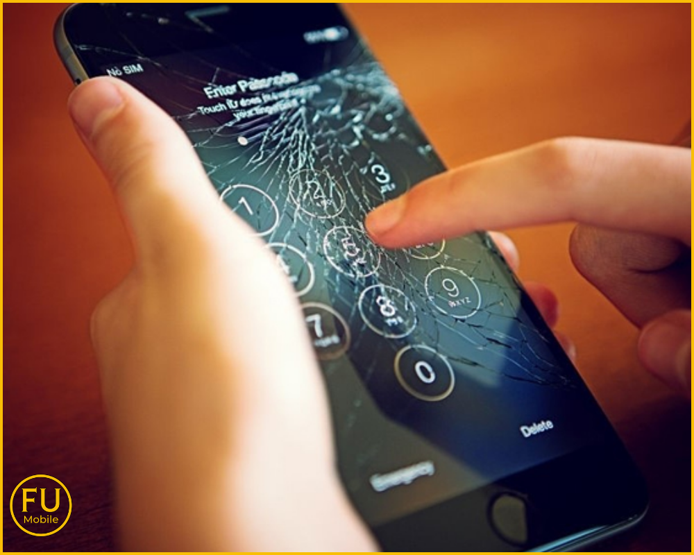 Không nên cố gắng ấn mạnh vào vết nứt tránh hỏng nặng hơn