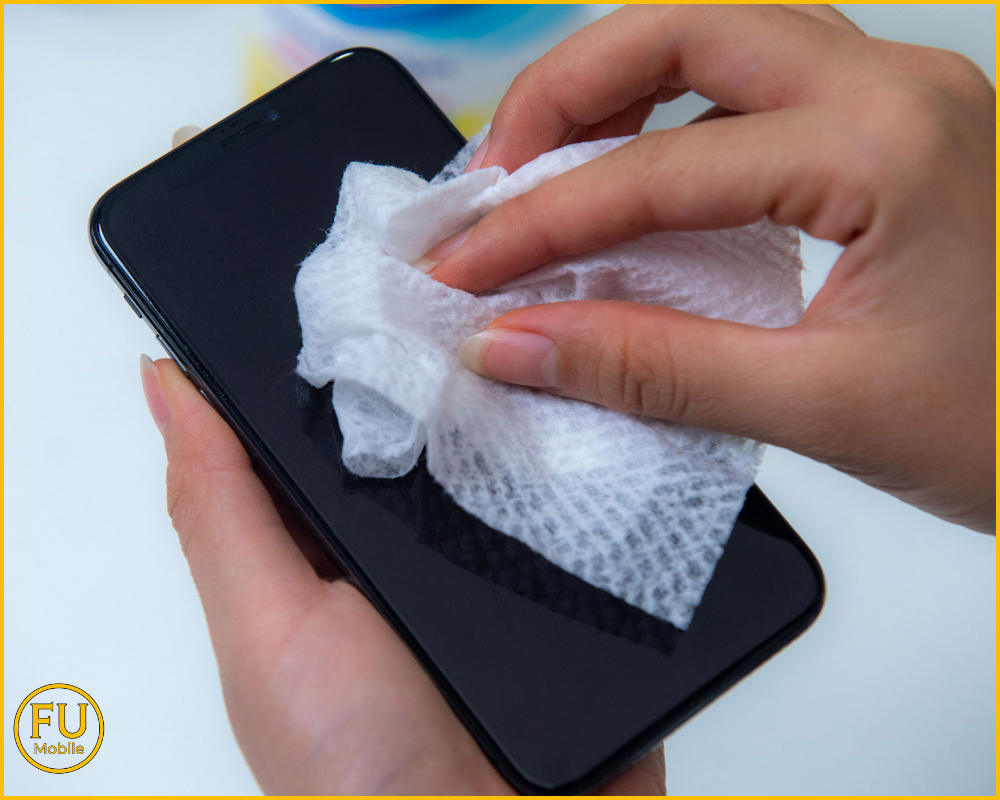 Lau sạch bề mặt phím nguồn điện thoại