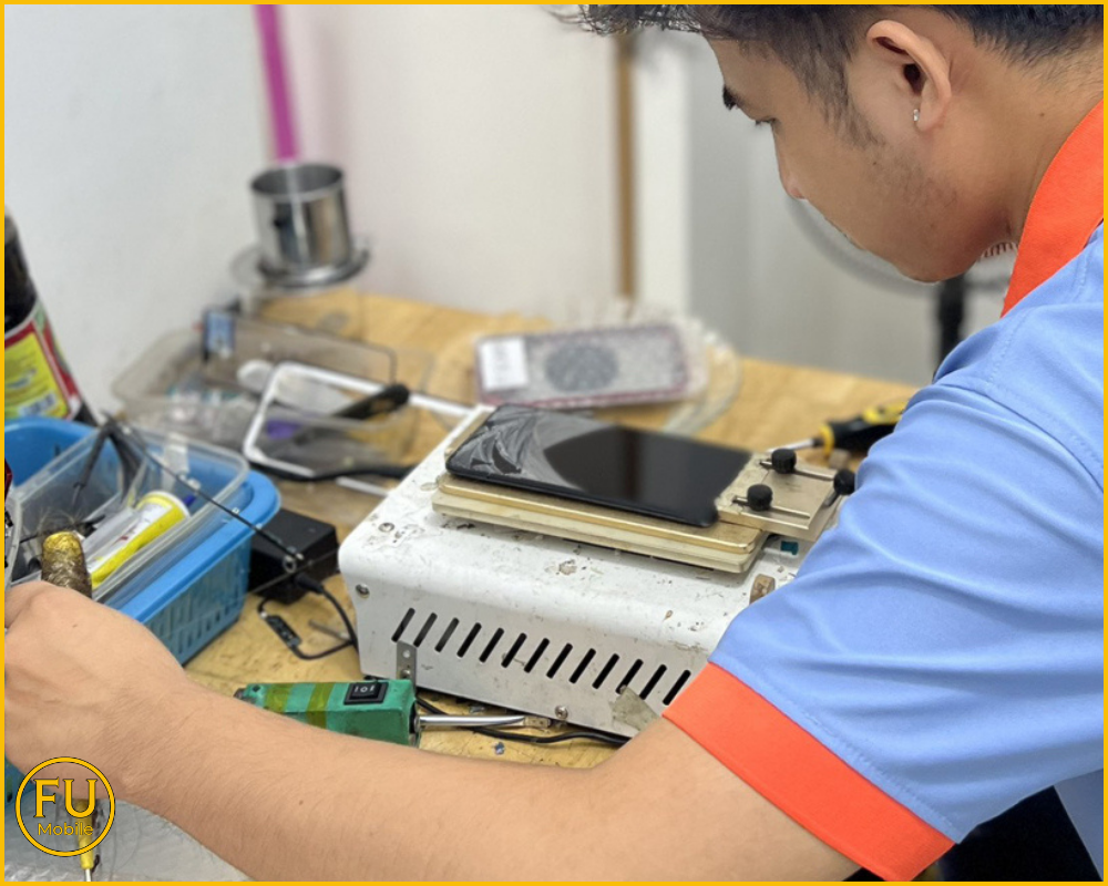 Kỹ thuật viên tay nghề cao giúp giảm rủi ro, giữ an toàn cho màn hình zin của bạn.