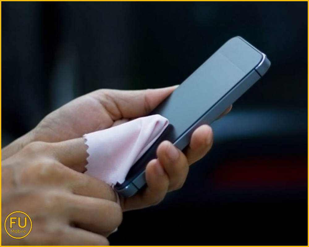 Lau màn hình Z Flip7 FE bằng khăn microfiber mềm