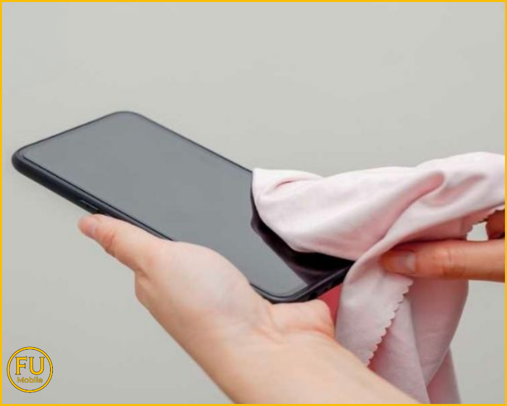 Vệ sinh màn hình bằng khăn microfiber mềm để tránh trầy xước