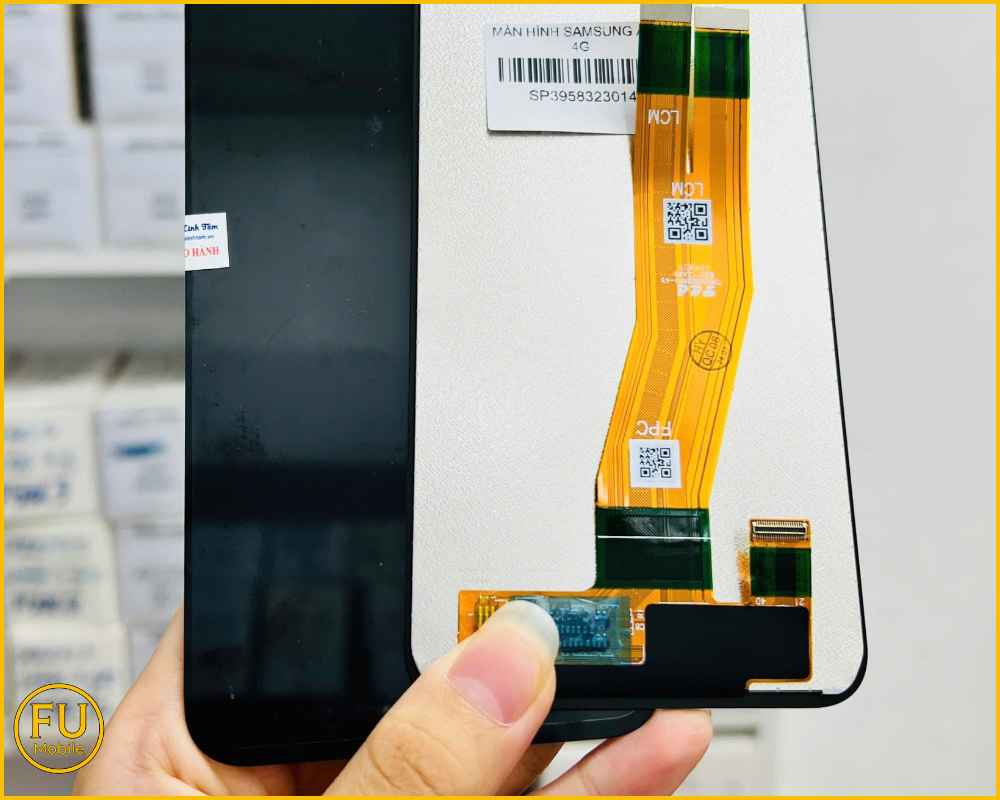 Mặt kính ngoài và tấm nền LCD