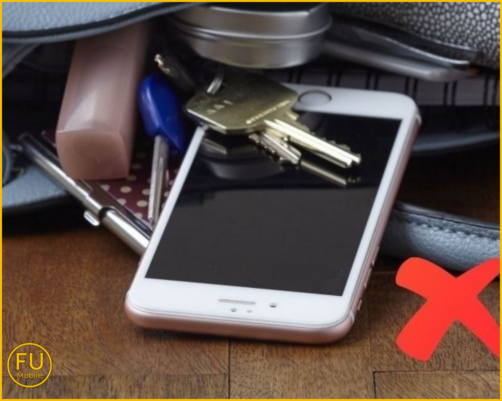 Hạn chế để điện thoại chung với vật cứng