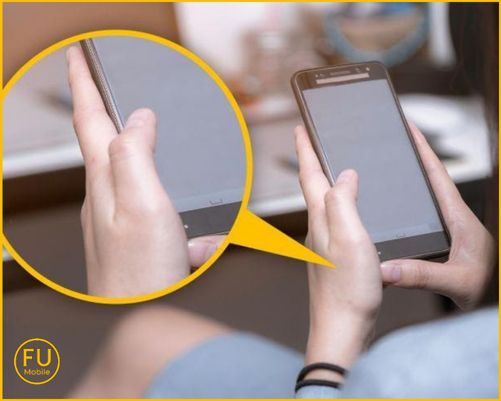 Dùng tay vuốt nhẹ từ mép viền vào màn hình để cảm nhận lớp kính cường lực