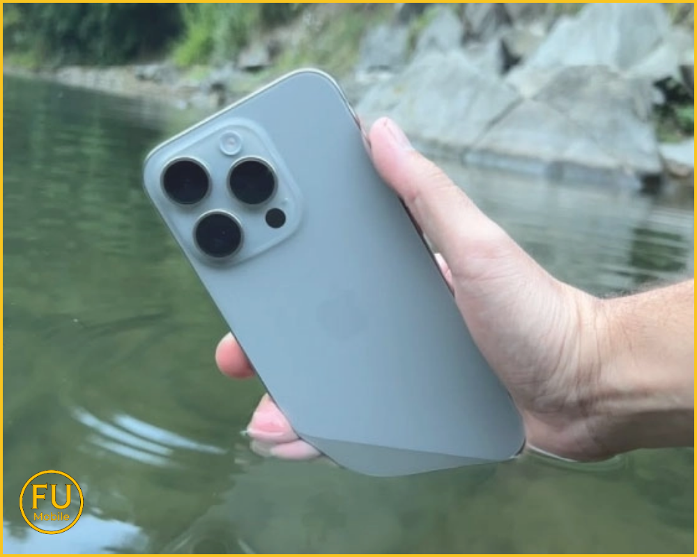 Ép kính iPhone 15 Pro Max có mất chống nước