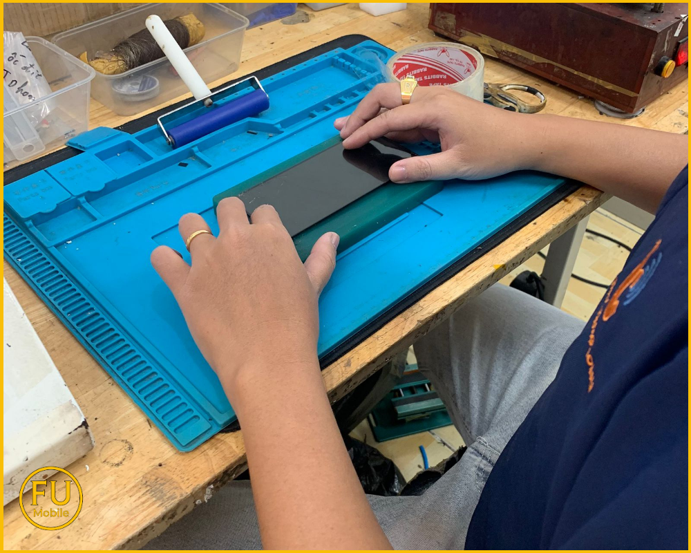 ÉP kính khi màn hình cảm ứng hoạt động bình thường