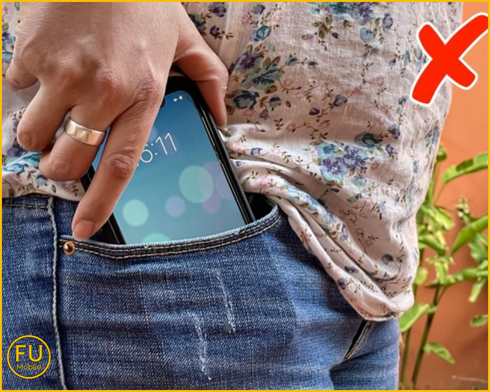  Để điện thoại trong túi quần jean bó sát khiến điện thoại dễ nứt kính