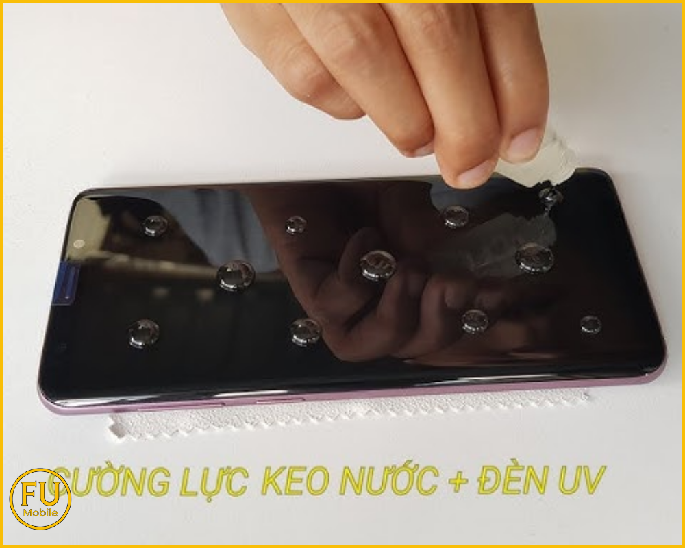 Sử dụng keo nước dễ chảy lan vào các chi tiết bên trong gây ố vàng màn hình