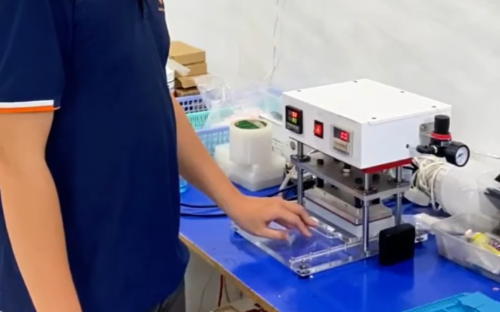 Kỹ thuật viên thực hiện ép kính