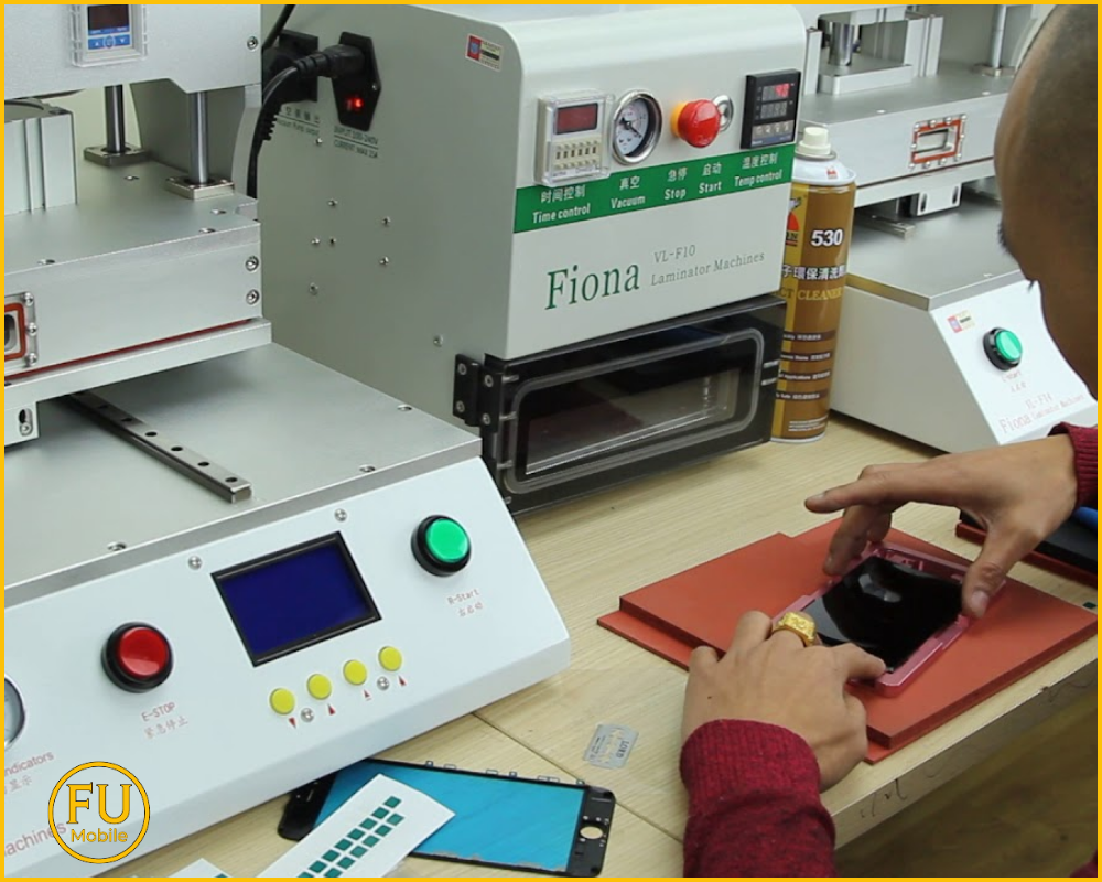 Khách hàng có thể quan sát toàn bộ quy trình ép kính Samsung Galaxy A55