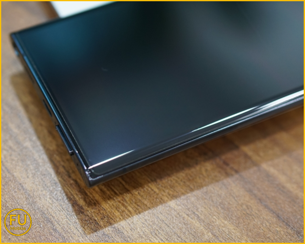 Kính cường lực UV full keo là lựa chọn tối ưu vì khả năng che phủ toàn bộ viền cong của S22 Ultra