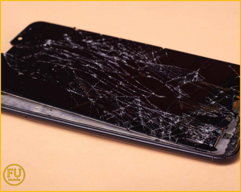 Màn hình bị nứt vỡ quá sâu, làm hỏng cả tấm nền bên dưới