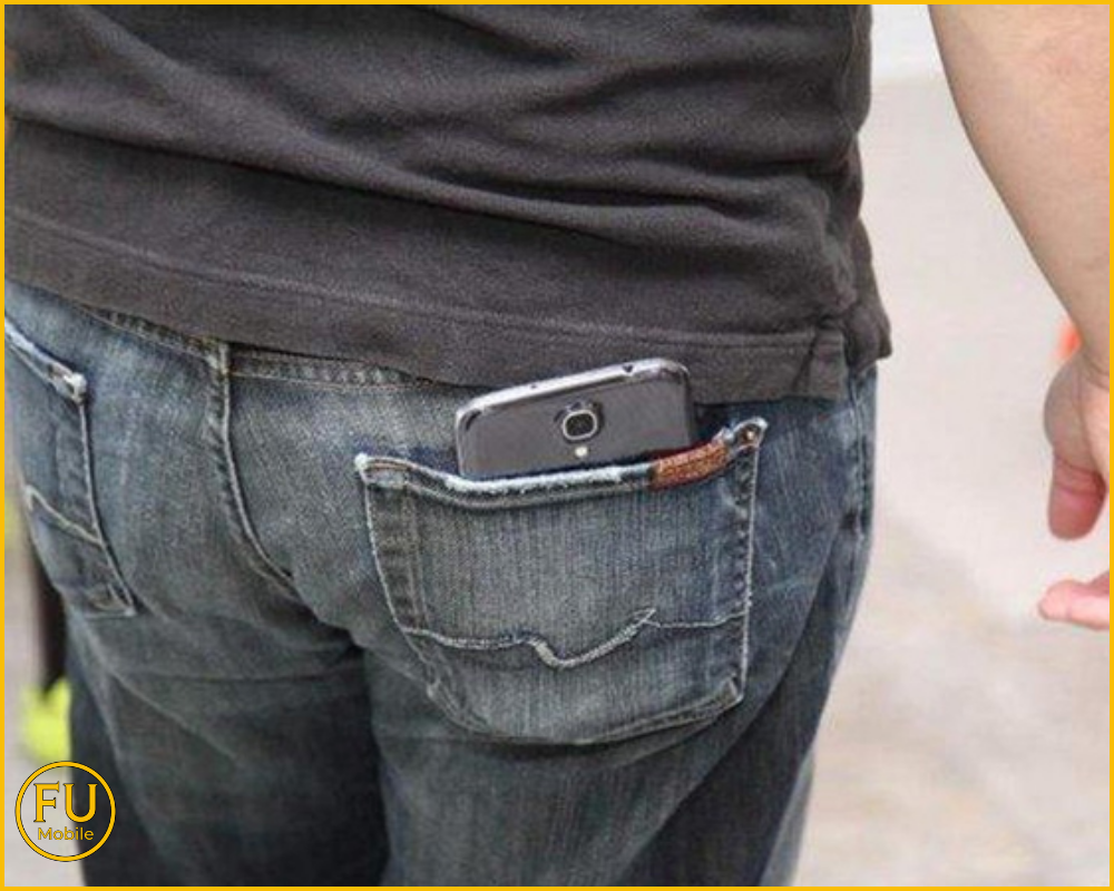 Để điện thoại ở túi sau quần và ngồi xuống có thể làm vỡ kính