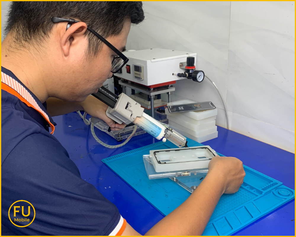 Kỹ thuật viên dán ron bằng keo lạnh