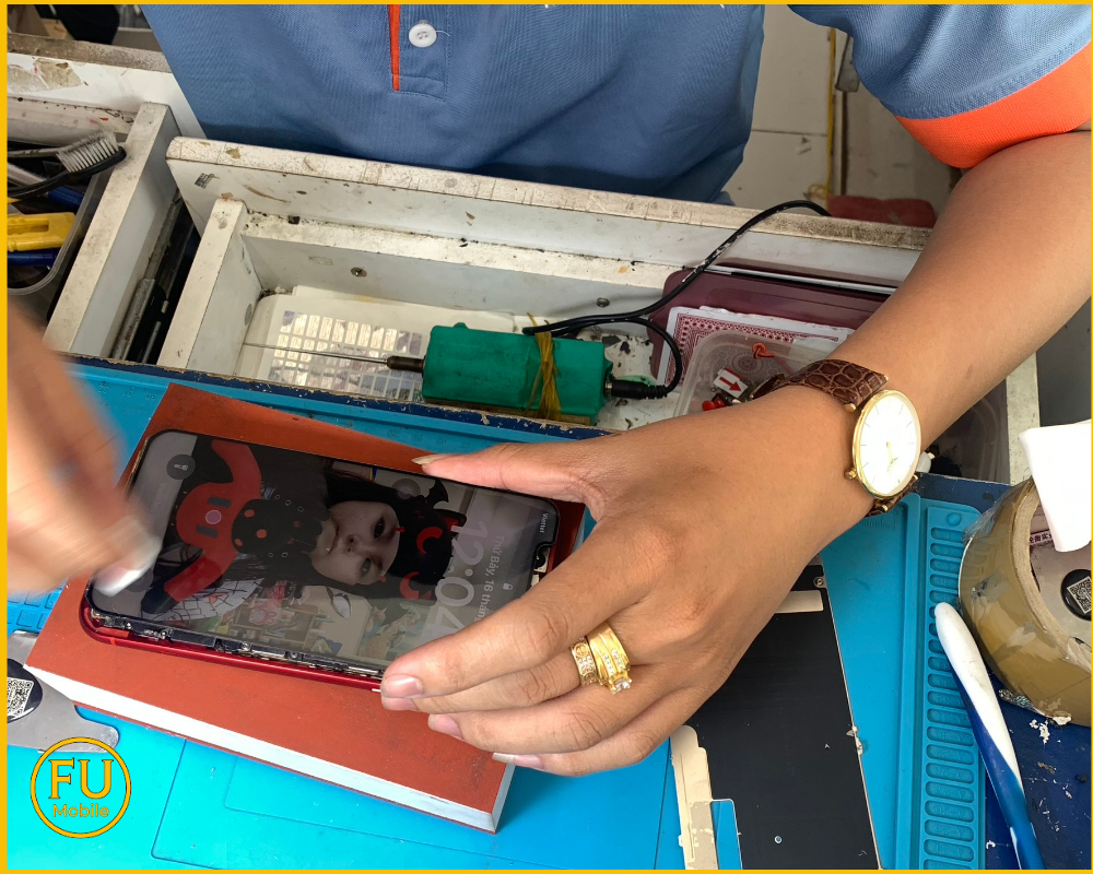 Kỹ thuật viên tại FUmobile sẽ đo đạc kỹ lưỡng để xác định đúng nguyên nhân trước khi thực hiện