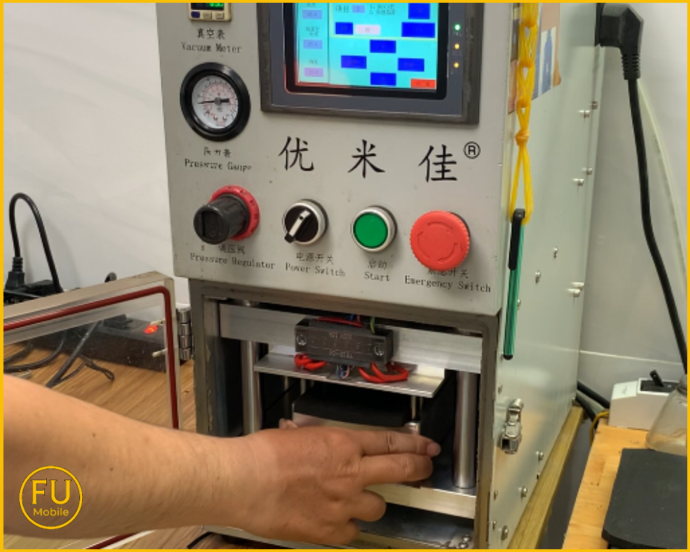 Máy ép kính điện thoại tại phòng kỹ thuật FUmobile