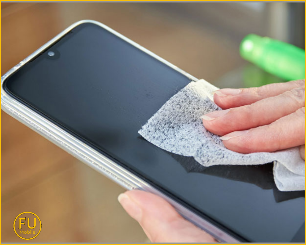 Vệ sinh định kỳ bằng vải mềm kết hợp dung dịch vệ sinh chuyên dụng