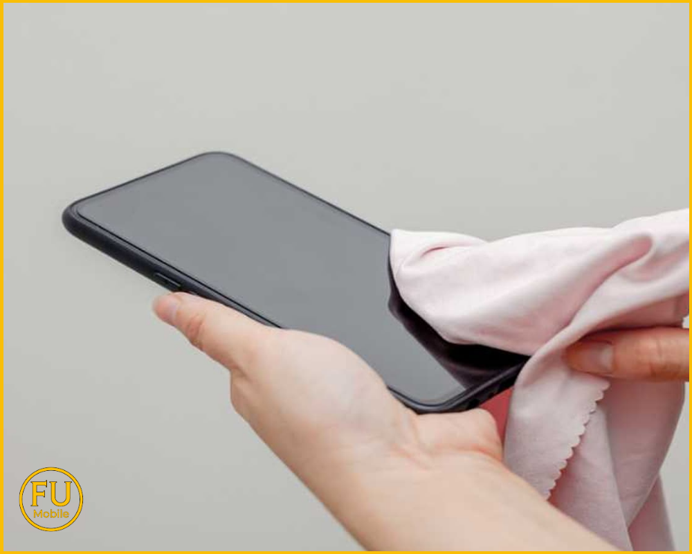 Nếu vết bọt nhỏ và ít hãy dùng khăn mềm, sạch vuốt từ tâm bọt ra phía cạnh gần nhất của màn hình