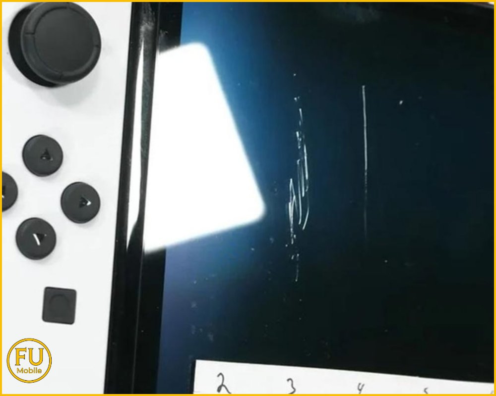 Những vết xước lông mèo chỉ hiện rõ khi tắt màn hình và nghiêng máy dưới ánh sáng mạnh