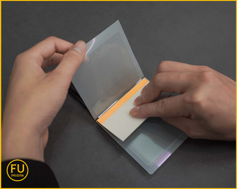 Quy trình dán kính cường lực tỉ mỉ và minh bạch tại FUmobile