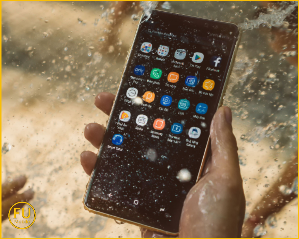 Tuyệt đối không mang máy vào nhà tắm, không dùng dưới mưa lớn, không rửa máy dưới vòi nước