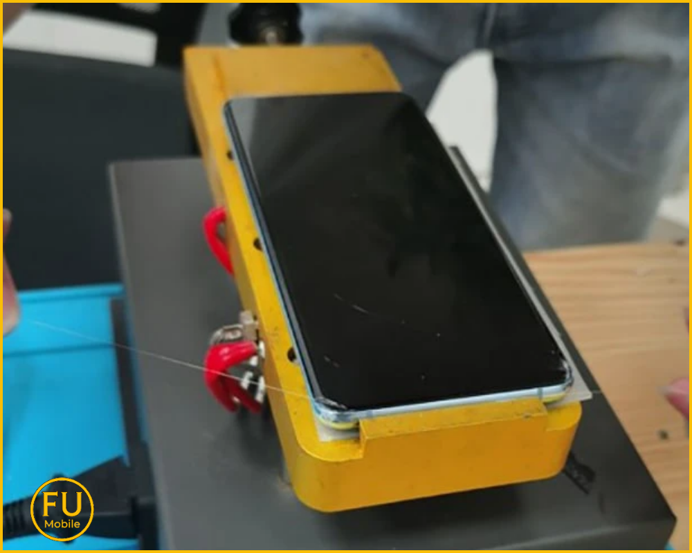 Quy trình ép kính Samsung Galaxy S21 Plus tại FUmobile