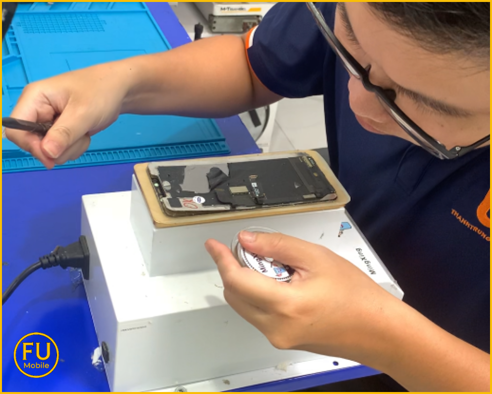 Quy trình thay mặt kính Samsung Galaxy A31 tại FUmobile